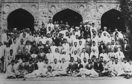 Reception given to Gandhiji and Kasturba Gandhi at St. Stephens College, Delhi. Ovation after returning from South Africa in 1915.jpg